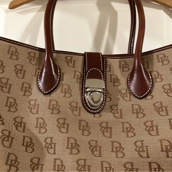 Dooney & Bourke authentic tote bag with clasp and design on outside EUC - Picture 2 of 10